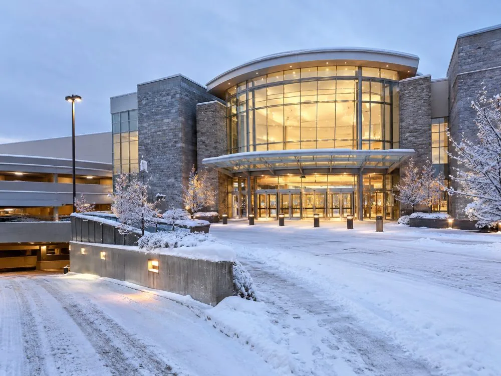 Ein Eingang des Mall of America an einem winterlichen Morgen mit Schnee